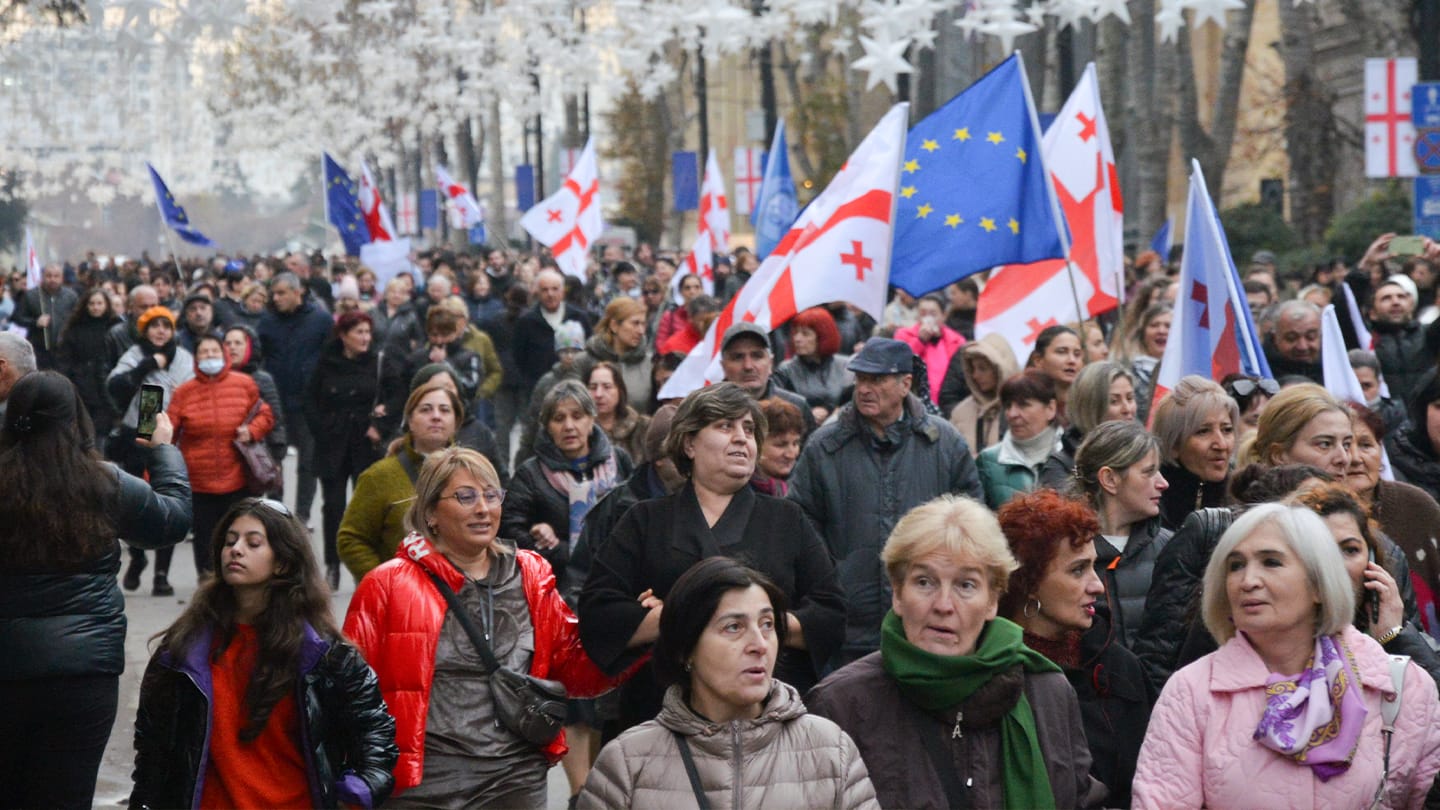 Les manifestations se poursuivent à Tbilissi. Pourquoi la Géorgie se rapproche-t-elle de la Russie ?